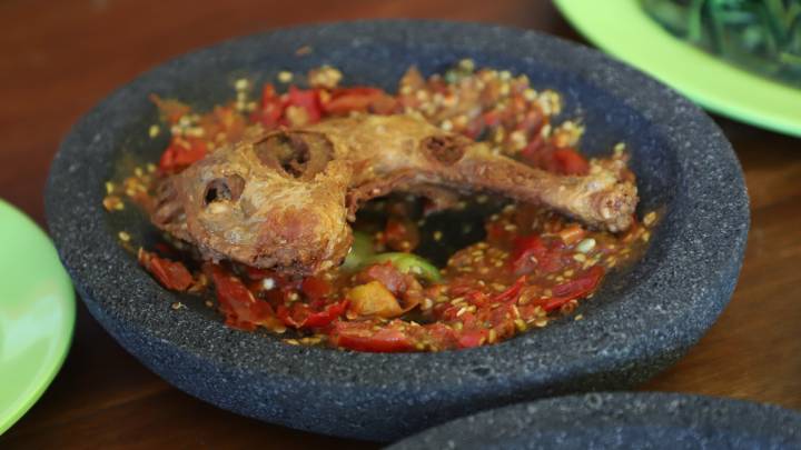 Rekomendasi 5 Tempat Makan Sambal Rampai Ayam Goreng Pedas Favorit