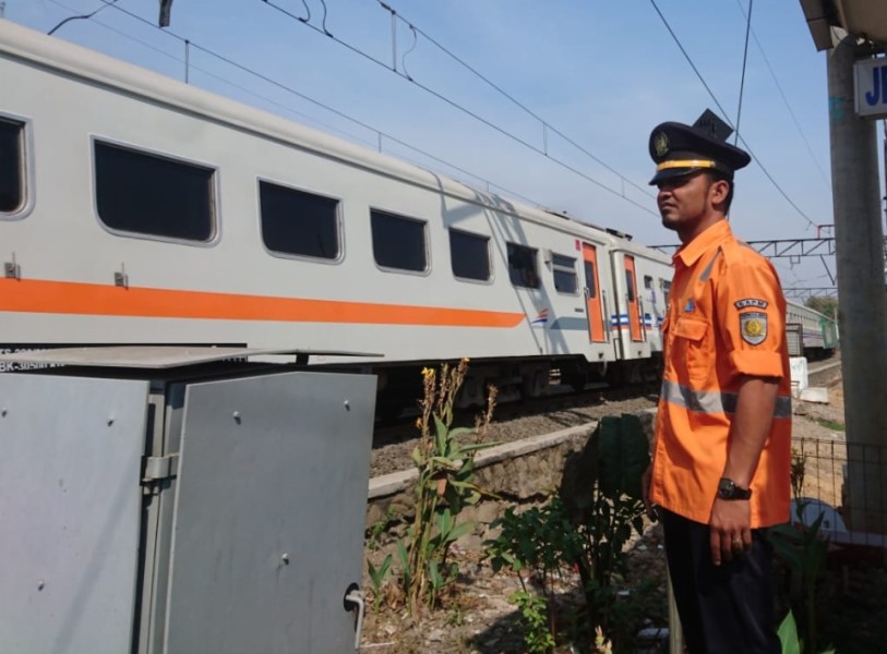 Peran Vital Petugas Jaga Lintasan dalam Menjaga Keselamatan Perjalanan Kereta Api di Jakarta