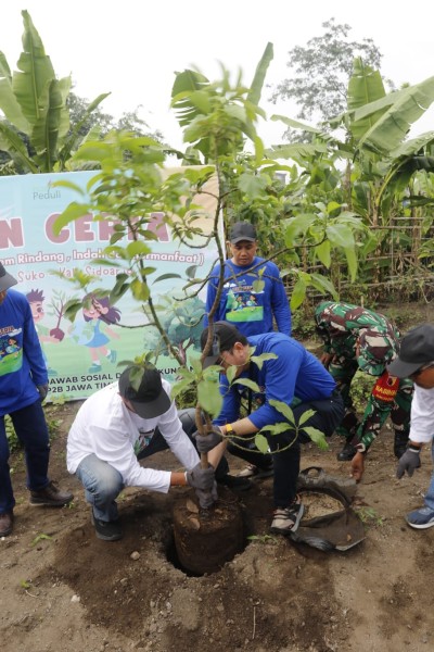 Langkah Konkret PLN UIP2B Jamali untuk Lingkungan Sehat Melalui Aksi Penanaman Pohon Buah Bersama Warga