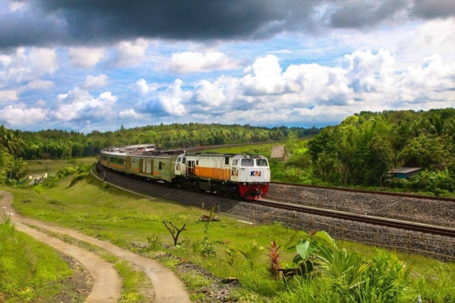 Antisipasi Gangguan Cuaca, Kemenhub Siagakan Personel dan Alat Berat di Titik Rawan Jalur KA