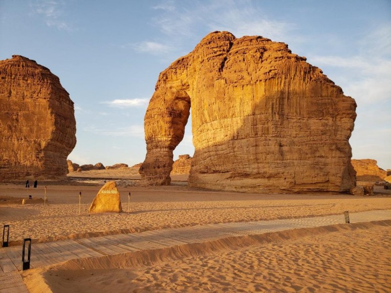Nikmati Sunset dan Keindahan Malam di Elephant Rock, Ikon Wisata Al Ula yang Memesona: Tempat Sempurna untuk Liburan Tak Terlupakan