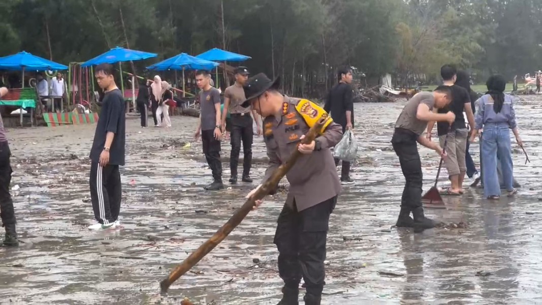 Aksi Mahasiswa Kemenkes Bersihkan Pantai Bengkulu