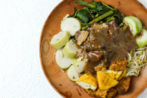 Rujak Cingur Legendaris Malang: 8 Warung dengan Bumbu Khas Menggoda