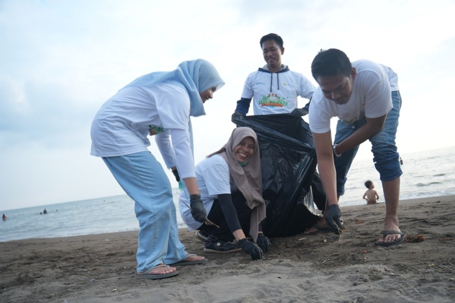 Kumpulkan 122,3 Kg Sampah, PLN UPMK V Gelar Aksi Bersih Pantai Biru Makassar