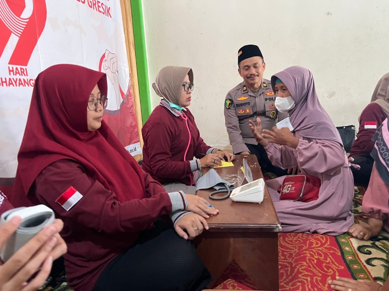 Polres Gresik Gelar Layanan Kesehatan Gratis untuk Ratusan Warga dan Santri di Ponpes Hafiz Al Qur’an Sambut Hari Bhayangkara ke 79