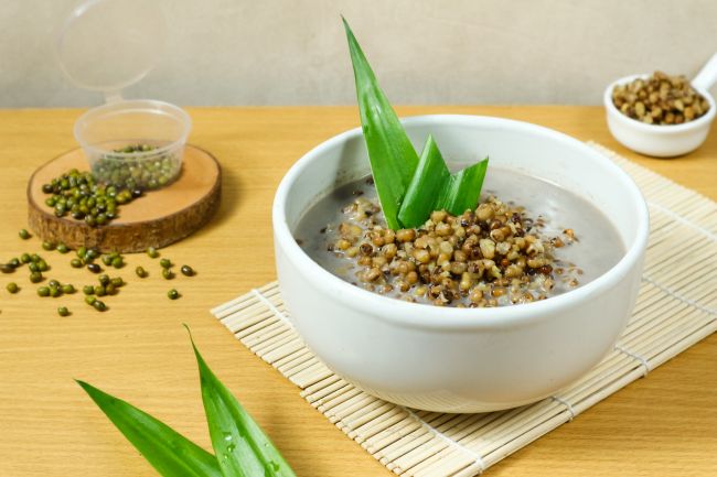 Resep Bubur Kacang Hijau Kental, Gurih, dan Manis Praktis Untuk Pemula