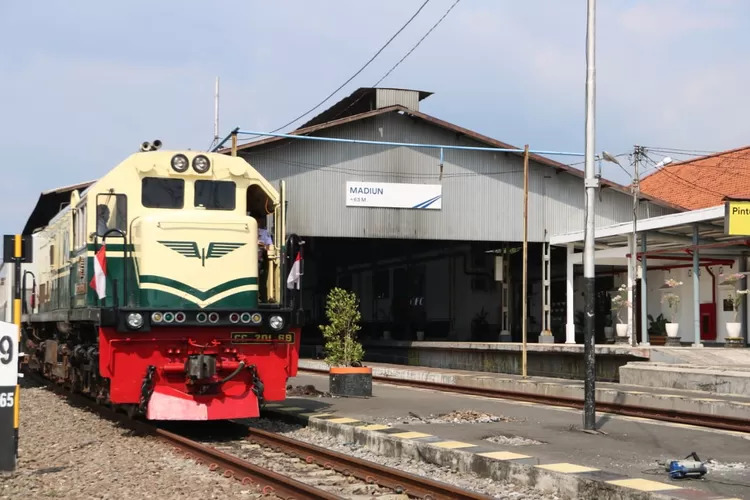 PT KAI Daop 7 Madiun Ingatkan Keselamatan Perlintasan Rel Kereta Api