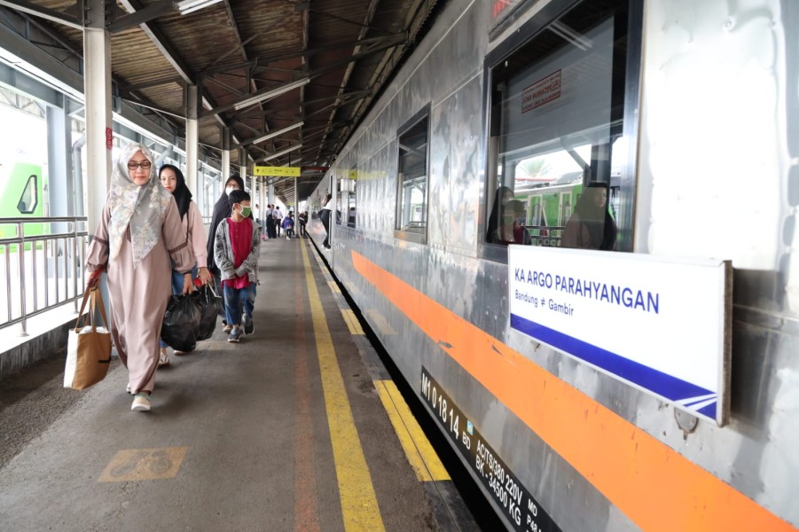 PT KAI Daop 2 Bandung Tambah 54.000 Tiket Kereta Api untuk Natal dan Tahun Baru 2024/2025