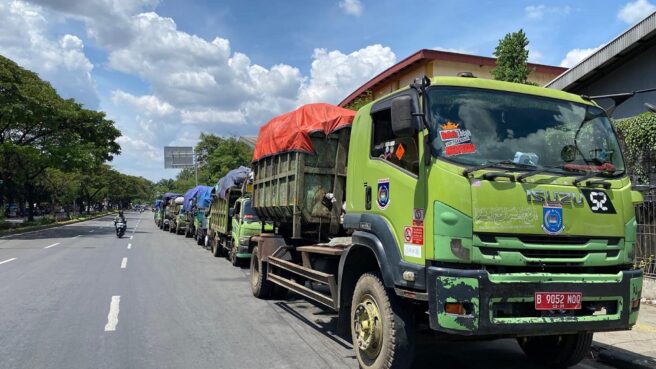 Puluhan Mobil Angkutan Sampah DLH Tangsel Berjejer di Kawasan Tekno BSD, Sebar Bau Tak Sedap dan Ganggu Kenyamanan Pengguna Jalan