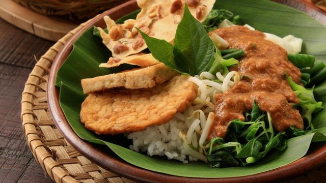 11 Rekomendasi Tempat Makan Nasi Pecel Enak Legendaris Yogyakarta