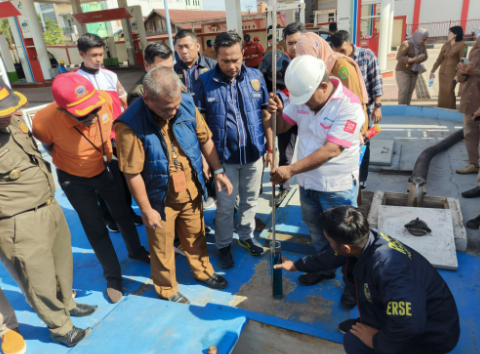 Sidak Disperindag Kutim Pastikan BBM di SPBU Yos Sudarso Tidak Tercampur Air