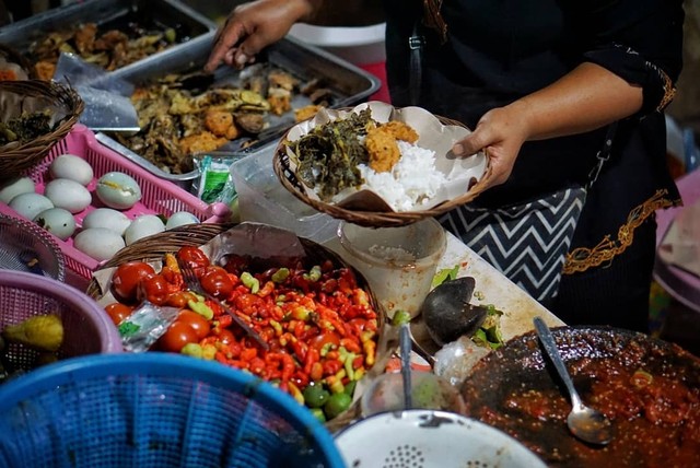 Rekomendasi 15 Tempat Makan Malam Dekat Pelabuhan Ketapang: Bukan Sekadar Transit, tapi Destinasi Kuliner
