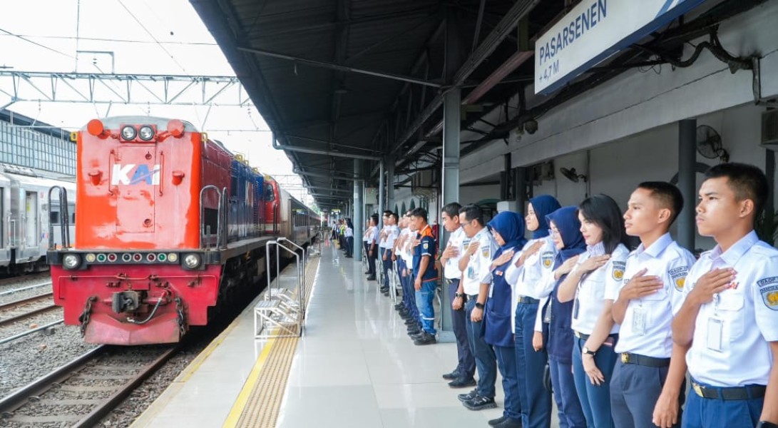 200 Pegawai Daop 1 Jakarta Turun Langsung Jadi Porter, Sebagai Bentuk Permohonan Maaf atas Keterlambatan Kereta Api