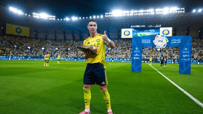 Ronaldo Diberi Jubah Bisht Usai Bawa Al Nassr Menang Besar