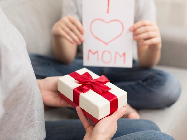 Rekomendasi 9 Ide Kado Hari Ibu yang Penuh Makna untuk Ibu Tercinta