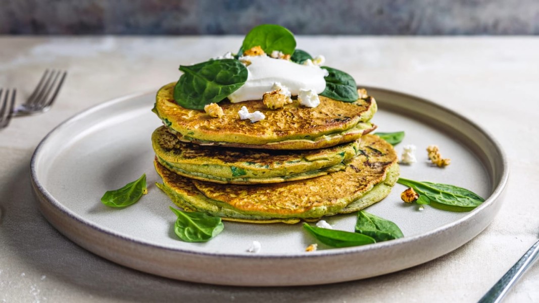 Resep Savory Pancake Bayam Lezat dan Sehat, Saus Yogurt Creamy Cocok Brunch di Rumah