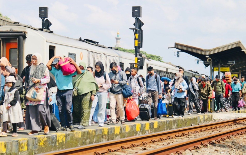 PT KAI Daop 3 Cirebon Layani 668 Ribu Penumpang Hingga April 2025: Peningkatan dan Inovasi Layanan