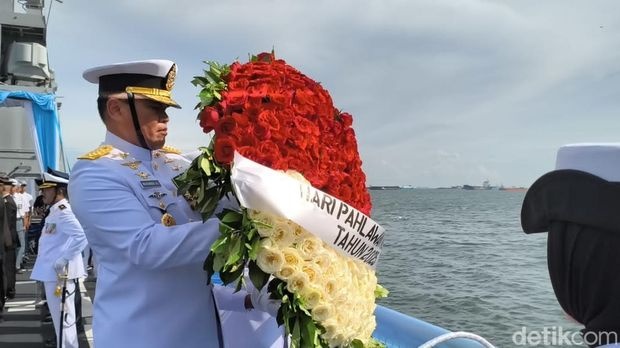 TNI AL Peringati Hari Pahlawan dengan Tabur Bunga Laut