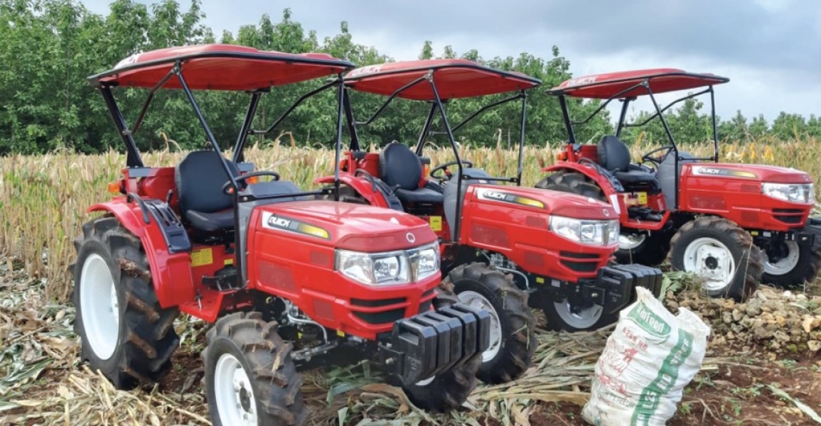 Kartika Sandra Desi Serahkan Bantuan ALSINTAN untuk Petani di Banyuasin, Dorong Modernisasi Pertanian