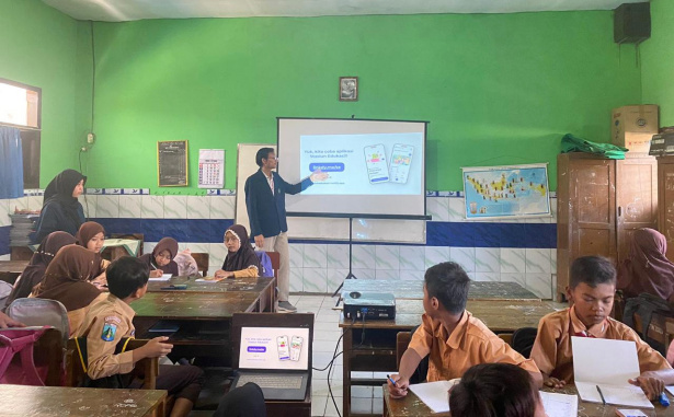 Serunya Edukasi Gadget di SDN 02 Gelam