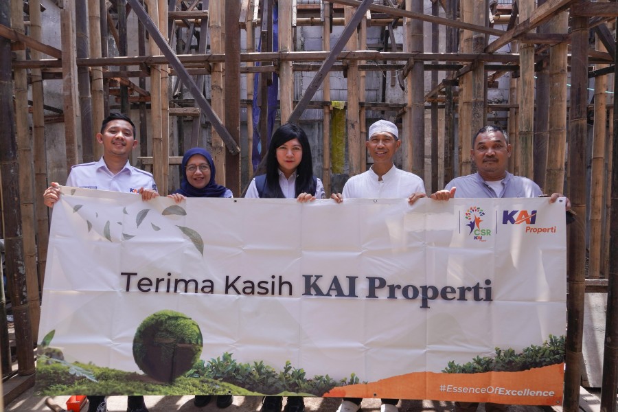 KAI Properti Salurkan Bantuan untuk Pembangunan Musholla Qomaruzzamaan di Jatinegara