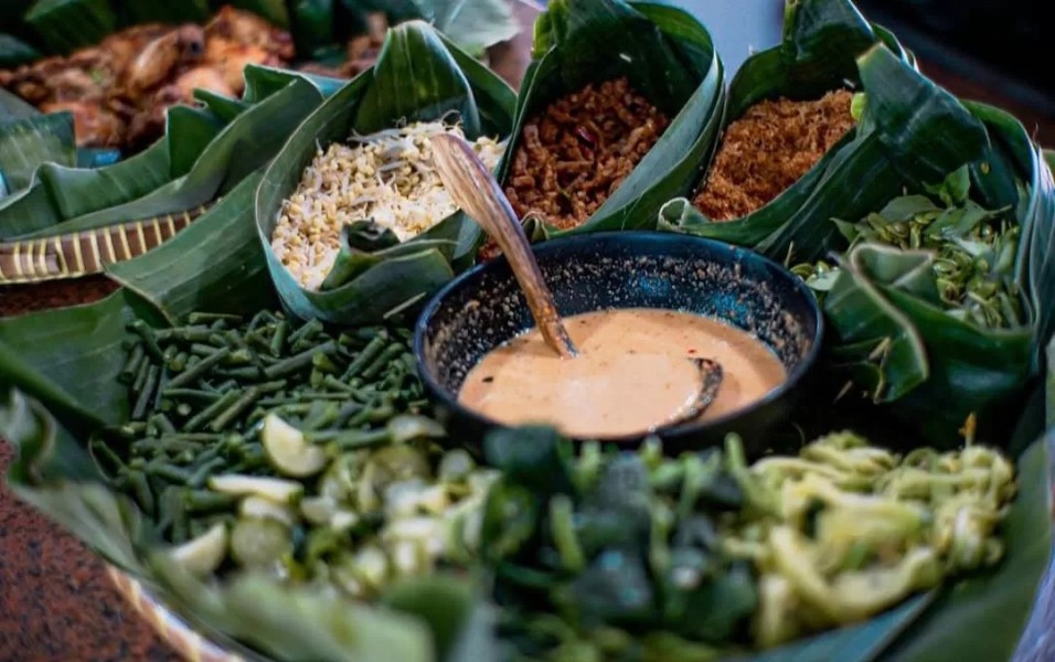 Menjelajahi Pecel Legendaris Jawa Timur dari Madiun Hingga Banyuwangi