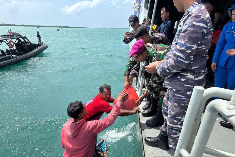 TNI AL Bagikan Sembako Kepada Nelayan di Laut Aru
