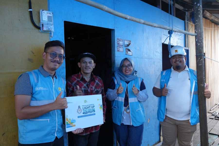 PLN UID Kaltimra Pastikan Tidak Ada Lagi Keluarga yang Harus Berbagi Listrik dengan Tetangga karena Faktor Ekonomi PLN UID Kaltimra Pastikan Tidak Ada Lagi Keluarga yang Harus Berbagi Listrik dengan Tetangga karena Faktor Ekonomi