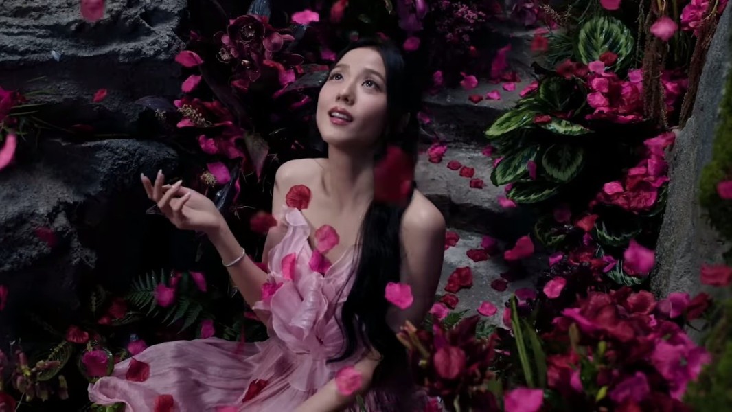 Jisoo BLACKPINK Hadirkan Pesona Cinta dan Alam