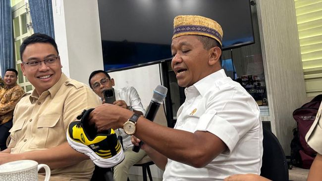 Bahlil Lahadalia Kenakan Sepatu UMKM, Harga Rp 250 Ribu