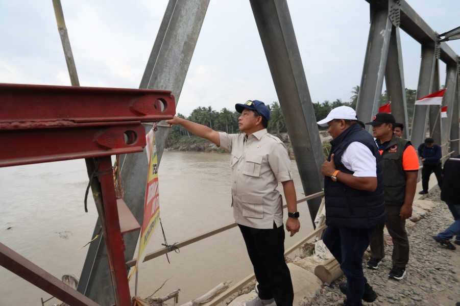 Mendagri Tito Karnavian Tinjau Jembatan Terdampak Bencana di Bireuen, Aceh
