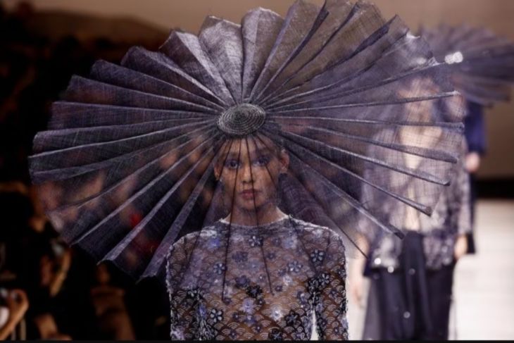 Milan Rayakan 50 Tahun Karya Giorgio Armani dengan Pameran