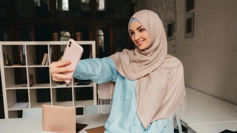Tips Styling Hijab Praktis Agar Wajah Bulat Tampak Lebih Tirus