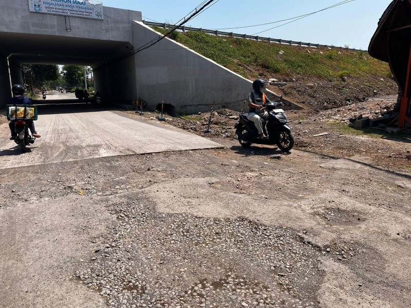 Perbaikan Jalan Rusak Pasca Proyek Tol Probowangi Ditunda