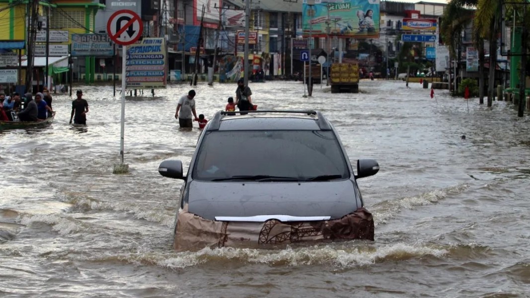 Langkah Tepat Menangani Kendaraan Terendam Banjir Agar Mesin Aman