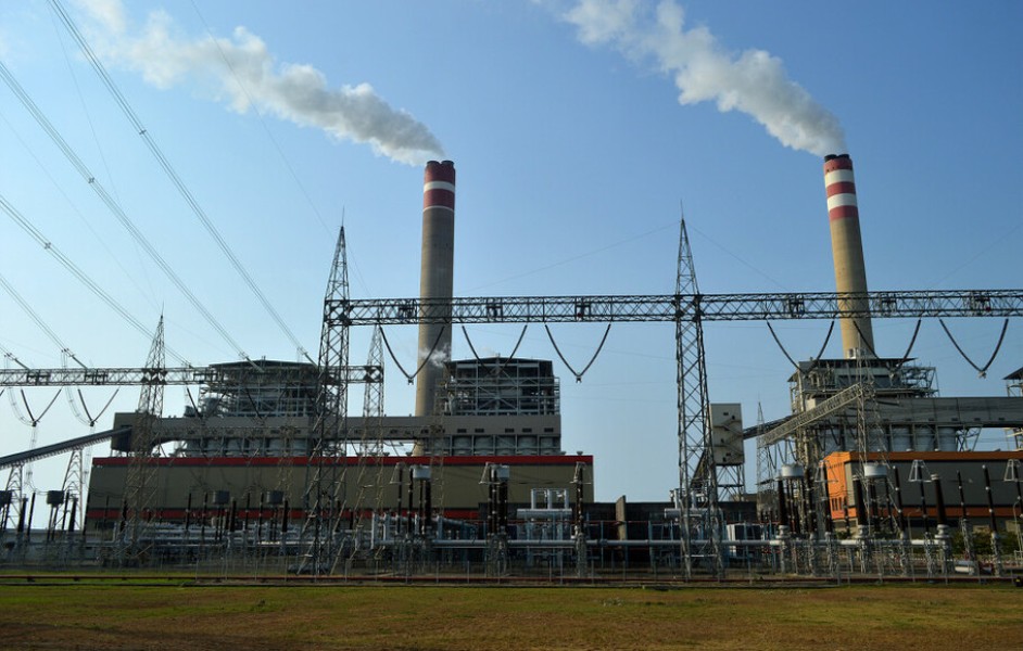 PLN Memanfaatkan Abu Sisa Pembakaran Batu Bara PLTU Jadi 270.000 Paving pada 2024