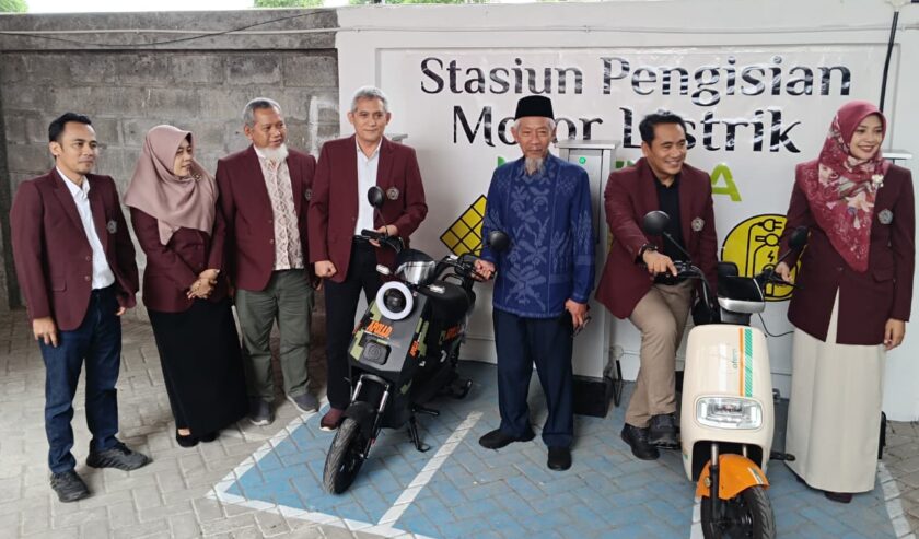 Milad Ke-42 Universitas Muhammadiyah Surabaya Menyalakan Energi Baru Melalui Inovasi Panel Surya