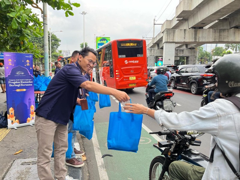 Hangatkan Ramadan, PERURI Bagikan Takjil Gratis untuk Masyarakat Sekitar