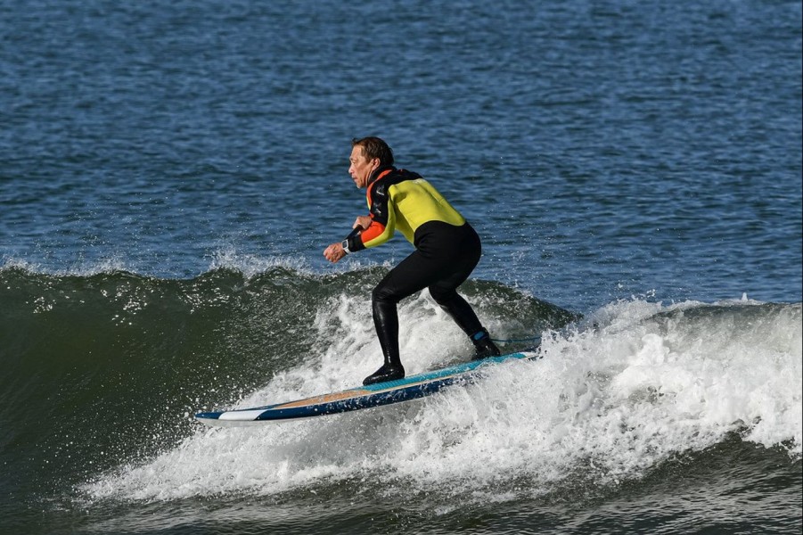 Surfing Aman dan Menyenangkan untuk Pemula di Laut