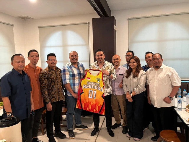 Menteri UMKM Maman Abdurrahman Dapatkan Jersey dari Tim Basket Garuda Merdeka Pontianak, Momentum Perkuat Dukungan untuk UMKM dan Olahraga Lokal
