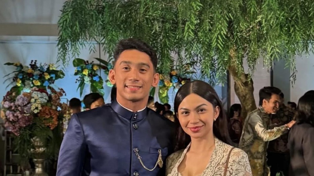 Ariel Tatum dan Daffa Wardhana Tampil Glamor Elegan di Kondangan
