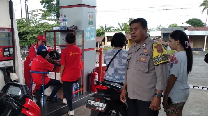 Pengawasan Bhabinkamtibmas Polsek Pineleng Pastikan Penyaluran BBM Bersubsidi Berjalan Tepat Sasaran
