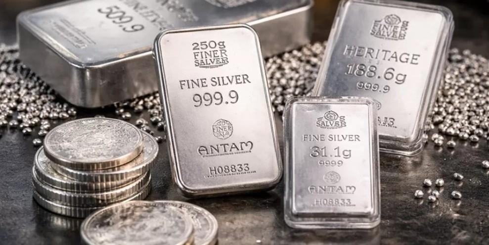 Perak Antam Alami Penurunan, Emas Naik Signifikan, Tren Pasar Logam Mulia