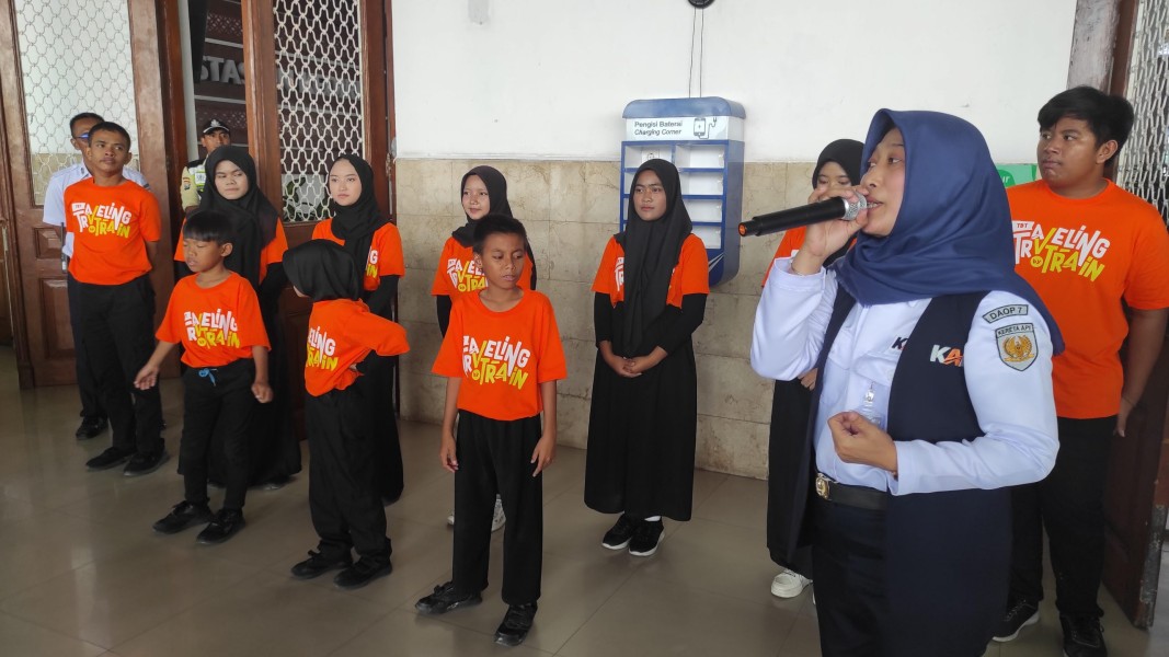 KAI Daop 7 Madiun  Ajak Anak Disabilitas Naik Kereta di Hari Anak Nasional