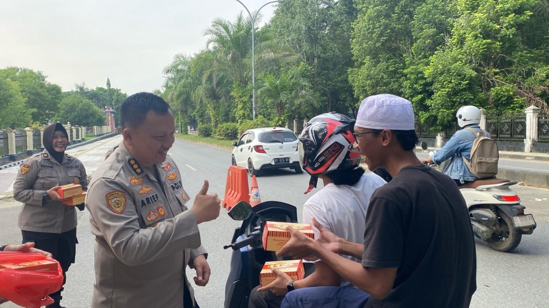 Semangat Kepedulian, Biro SDM Polda Sultra Gelar Aksi Berbagi Takjil di Bulan Ramadan