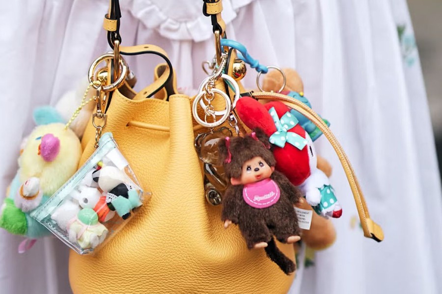 Tren Fashion Gen Z Buku Mini Jadi Gantungan Tas