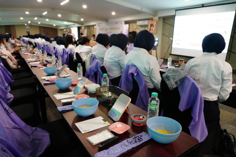KAI Wisata Tingkatkan Service Excellence dengan Pelatihan Beauty & Handsome bagi Frontliner KAI Commuter