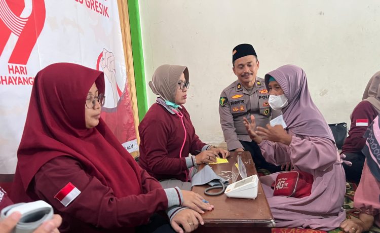 Peringati Hari Bhayangkara ke 79, Polres Gresik Gelar Layanan Kesehatan Gratis untuk Warga dan Santri