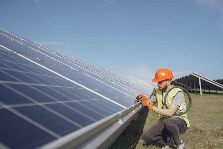 Pentingnya Literasi Keamanan dalam Penggunaan Teknologi Panel Surya sebagai Energi Bersih