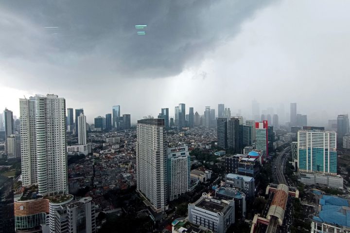 BMKG Imbau Warga Waspada Cuaca Ekstrem di 13 Wilayah Indonesia Pada April 2026